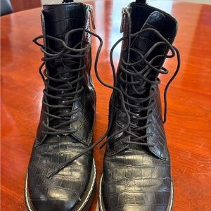 Black Crocodile Pattern Leather Boots